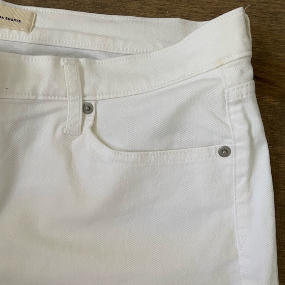 GAP WHITE JEAN BERMUDA SHORTS SIZE 32 - Picture 3 of 6